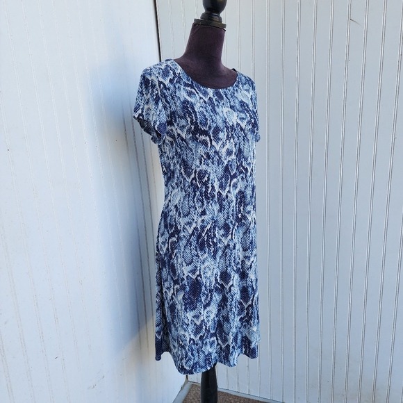 NWT TIANA B Gorgeous Blue White Snake Skin Shift Dress Short Sleeve Stretch Sz L - Picture 2 of 15